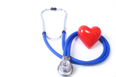 Kalp üzerinde ahşap arka plan izole bir sağlık stetoskop ile