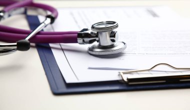 Rx reçete üzerinde sağlık stetoskop closeup