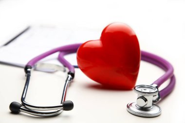 Kalp üzerinde ahşap arka plan izole bir sağlık stetoskop ile