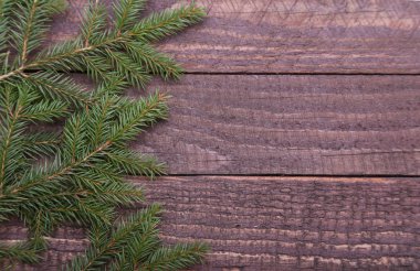 Noel ağacı süslemesi ahşap arka planda izole edilmiş