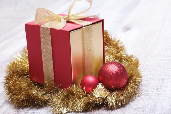 Hediye kutusu ahşap tahta üzerinde ile Noel köknar ağacı — Stok fotoğraf