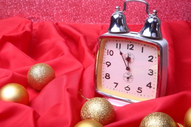 Birçok top arka plan, Noel dekorasyonu ile gümüş yeni yıl saat