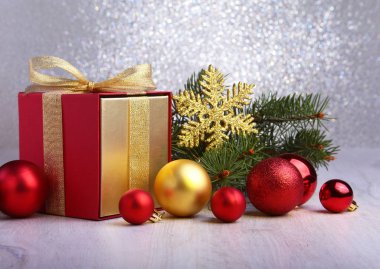 Noel hediyeleri. Noel dekorasyon sunar ve çam dalları ile kırmızı top