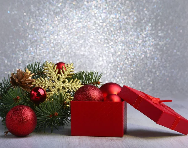 Χριστουγεννιάτικα δώρα. Χριστουγεννιάτικη διακόσμηση με δώρα και κόκκινη μπάλα με κλαδιά έλατου — Φωτογραφία Αρχείου