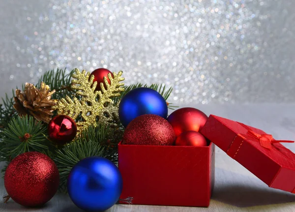 Regalos de Navidad. Decoración navideña con regalos y bola roja con ramas de abeto — Foto de Stock