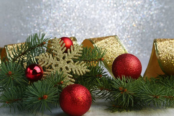 Χριστούγεννα μπάλα και έλατα κλάδους με διακοσμήσεις απομονωθεί σε λευκό — Φωτογραφία Αρχείου