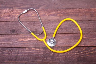 Sağlık stetoskop ve ahşap arka plan üzerinde izole Tablet