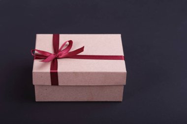 Ahşap arka plan üzerinde fiyonklu hediye kutuları