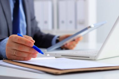 Ofiste oturan işadamı dizüstü bilgisayar ile çalışma