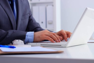 Ofiste oturan işadamı dizüstü bilgisayar ile çalışma