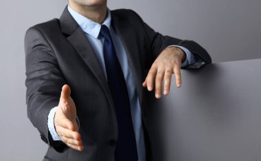 el sallamak sunan bir takım giyen adam