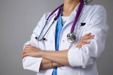 Genç kadın doktor çapraz kol ve sağlık stetoskop ile ayakta