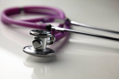 Tıbbi bir steteskop, beyaz arka planda izole edilmiş.