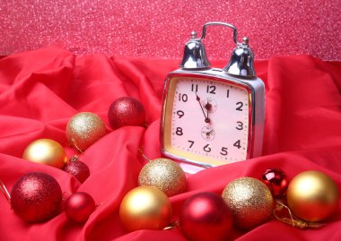 Birçok top arka plan, Noel dekorasyonu ile gümüş yeni yıl saat