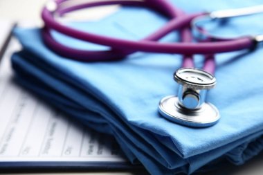 Doktor kat masa sağlık stetoskop ile