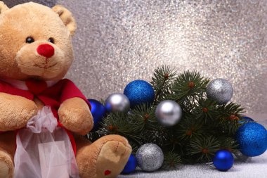 oyuncak ayı ve Noel süslemeleri beyaz zemin üzerine