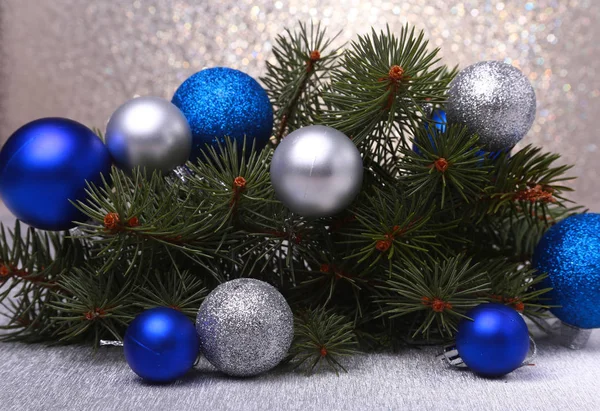 Dekoracyjne tła z gałęzi jodły i kulki na srebro. Kartki świąteczne wakacje koncepcja — Zdjęcie stockowe