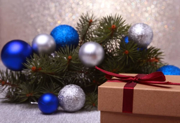 Noel hediyeleri. Noel dekorasyon sunar ve çam dalları ile kırmızı top — Stok fotoğraf