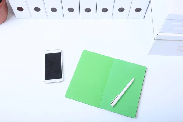 Папка с документами и важный документ с телефоном и ноутбуком на изолированном фоне — стоковое фото