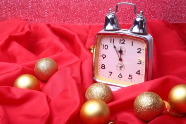 Gümüş yeni yıl veya birçok top arka plan, Noel dekorasyonu ile Noel saat