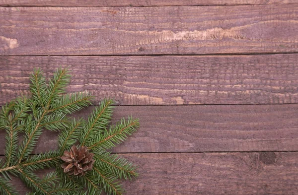Noel ağacı süslemesi ahşap arka planda izole edilmiş