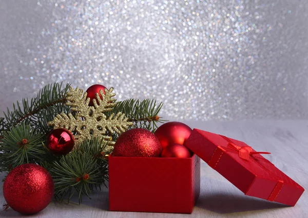 Weihnachtsgeschenke. Weihnachtsdekoration mit Geschenken und roter Kugel mit Tannenzweigen — Stockfoto