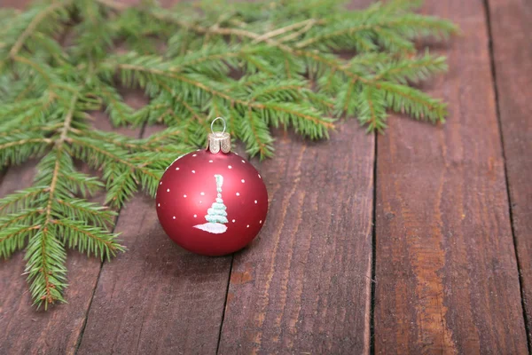 Árbol de decoración de Navidad con bola sobre fondo de madera — Foto de Stock