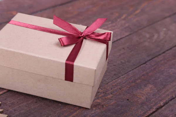 Δώρο κουτιά με φιόγκο στο ξύλο παρασκήνιο — Φωτογραφία Αρχείου