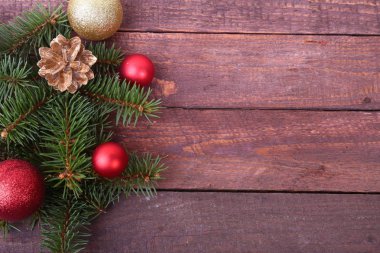 Çam dalları ve gümüş topları ile dekoratif arka plan. Noel kartı tatil kavramı