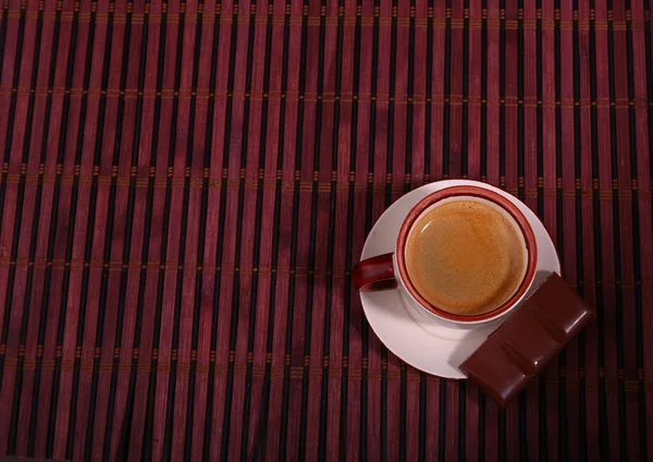 Taza de café y chocolate en textura de mesa de madera. Descanso de café — Foto de Stock