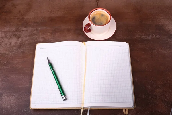 Taccuino con penna e tazza di caffè su sfondo di legno, concetto di business — Foto Stock