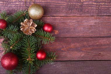 Hediye kutusu ve ahşap tahta üzerinde topları ile Noel köknar ağacı