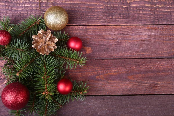 ギフト用の箱と木の板にボール クリスマスのモミの木 — ストック写真