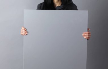 Mutlu genç kadın gösterilen ve afiş hazır metin veya ürün için görüntüleme