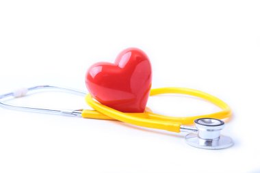 Kalp üzerinde ahşap arka plan izole bir sağlık stetoskop ile