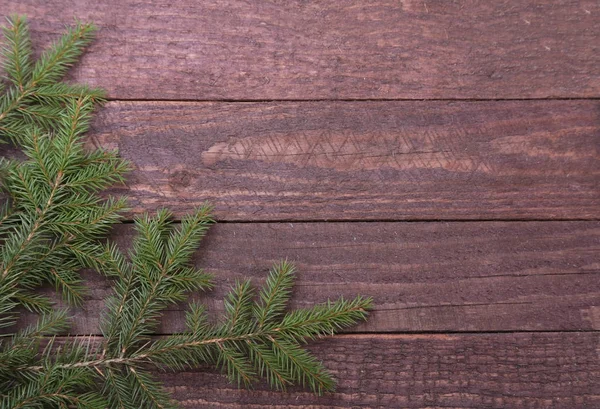 Noel ağacı süslemesi ahşap arka planda izole edilmiş