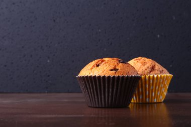 Lezzetli çikolatalı kek, Muffin Beyaz ahşap bir masa üzerinde