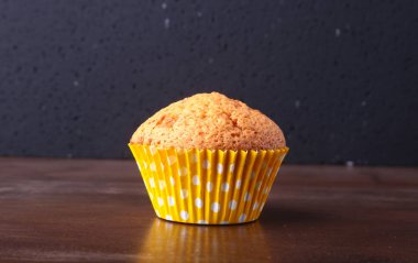 Lezzetli çikolatalı kek, Muffin Beyaz ahşap bir masa üzerinde