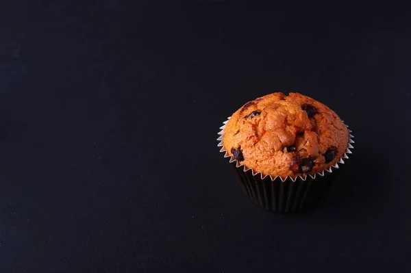 Sabrosos cupcakes de chocolate, magdalenas en una mesa de madera blanca — Foto de Stock