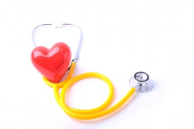 Kalp üzerinde ahşap arka plan izole bir sağlık stetoskop ile