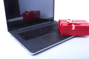 Beyaz masa laptop ve Noel hediye kutusu