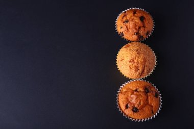 Lezzetli çikolatalı kek, Muffin Beyaz ahşap bir masa üzerinde