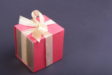 Ahşap arka plan üzerinde fiyonklu hediye kutuları