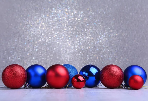 Bolas rojas y azules de Navidad aisladas sobre fondo plateado — Foto de Stock