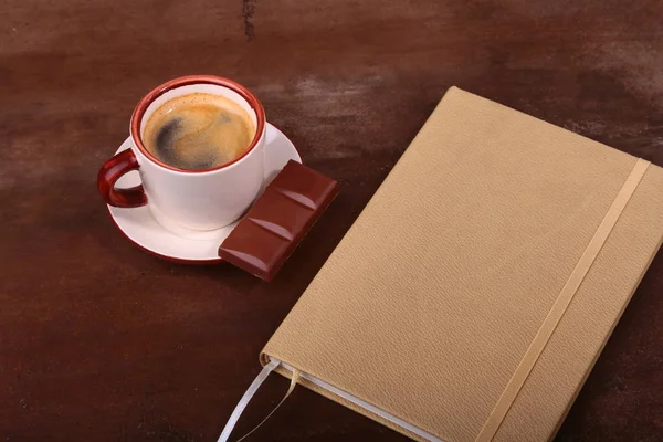 笔记本用木制背景、 经营理念上的钢笔和咖啡杯子 — 图库照片