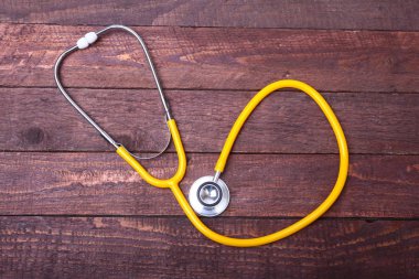 Sağlık stetoskop ve ahşap arka plan üzerinde izole Tablet