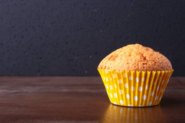 Lezzetli çikolatalı kek, Muffin Beyaz ahşap bir masa üzerinde