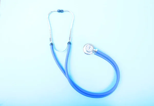 Beyaz arka plan üzerinde tıbbi bir stetoskop closeup — Stok fotoğraf