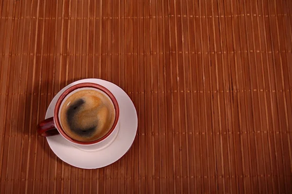 Чашка кави еспресо на темному дерев'яному фоні — стокове фото