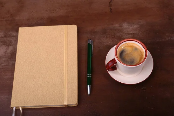 Taccuino con penna e tazza di caffè su sfondo di legno, concetto di business — Foto Stock